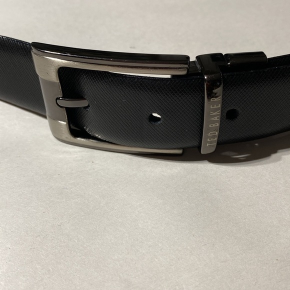 Ted Baker men’s reversible belt. Black & Dark brown. 40” long. - Picture 2 of 5